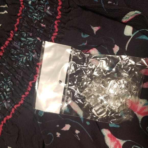 ♥️New boutique black floral shift top - Picture 11 of 11